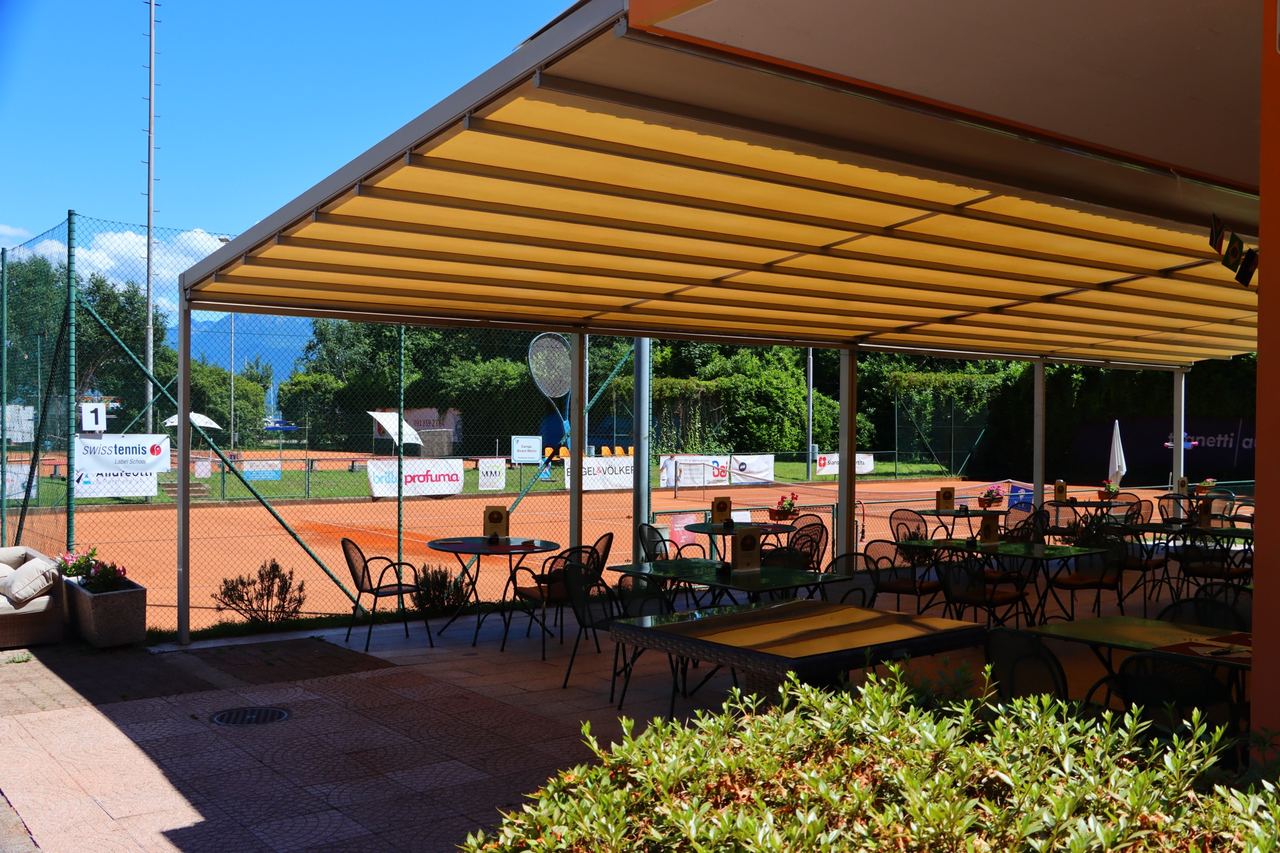 Sala interna del Ristorante Tennis 23 con tavoli apparecchiati