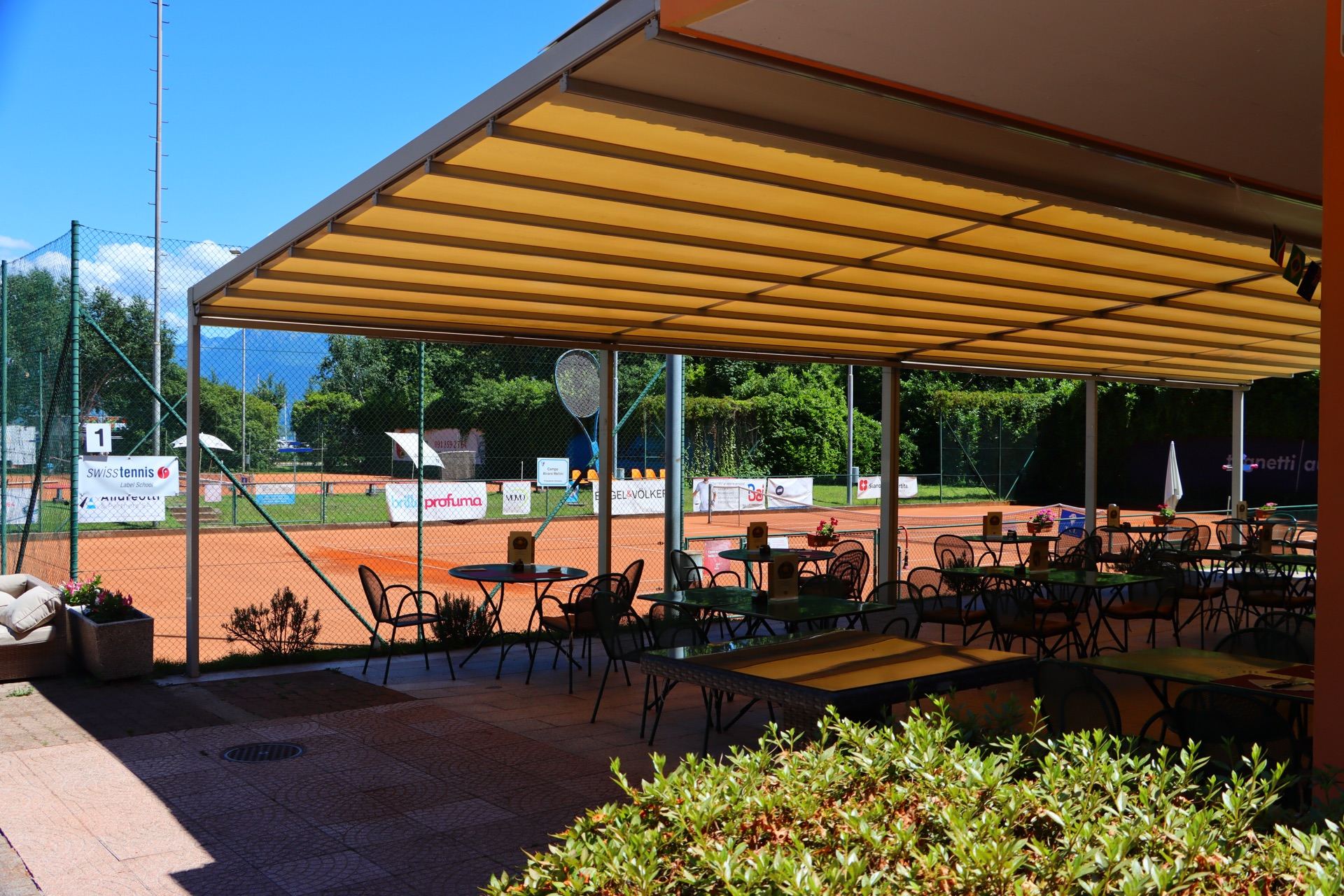 Sala interna del Ristorante Tennis 23 con tavoli apparecchiati