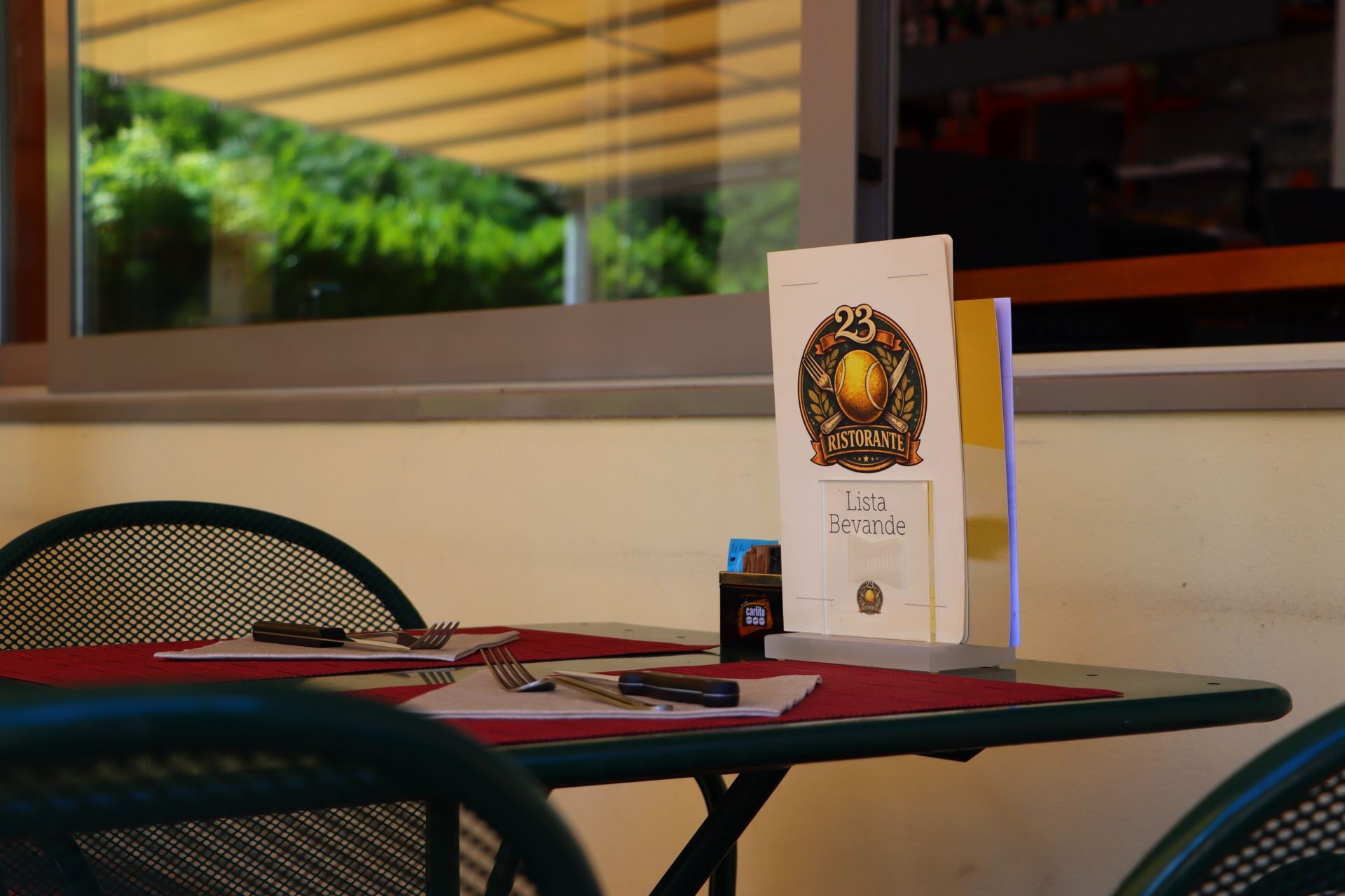 Tavolo apparecchiato con la carta del Ristorante Tennis 23