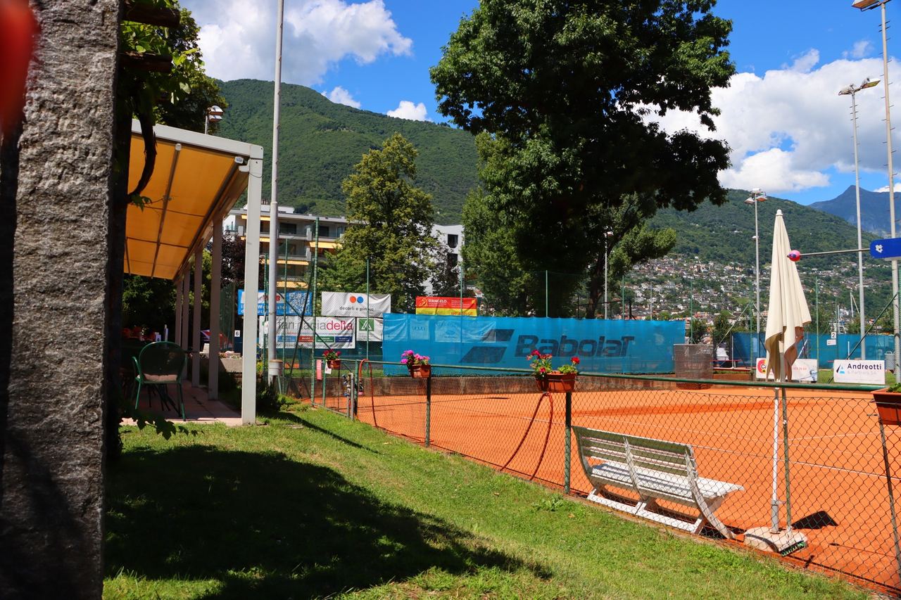 Terrazza del Ristorante Tennis 23 affacciata sui campi in terra battuta