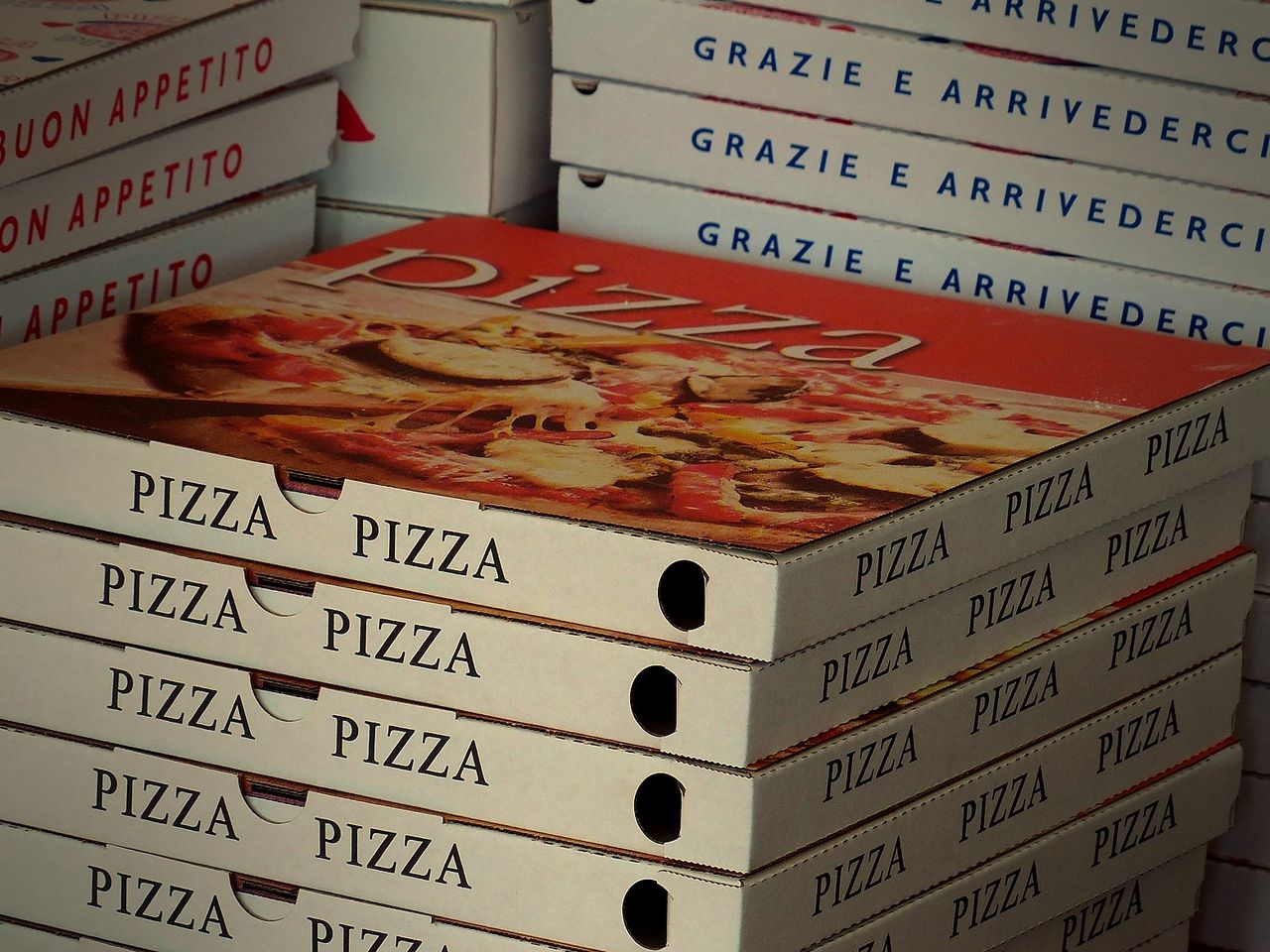 Cartoni per pizza da asporto impilati