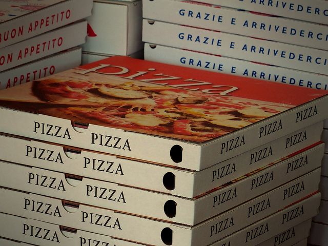 Cartoni per pizza da asporto impilati