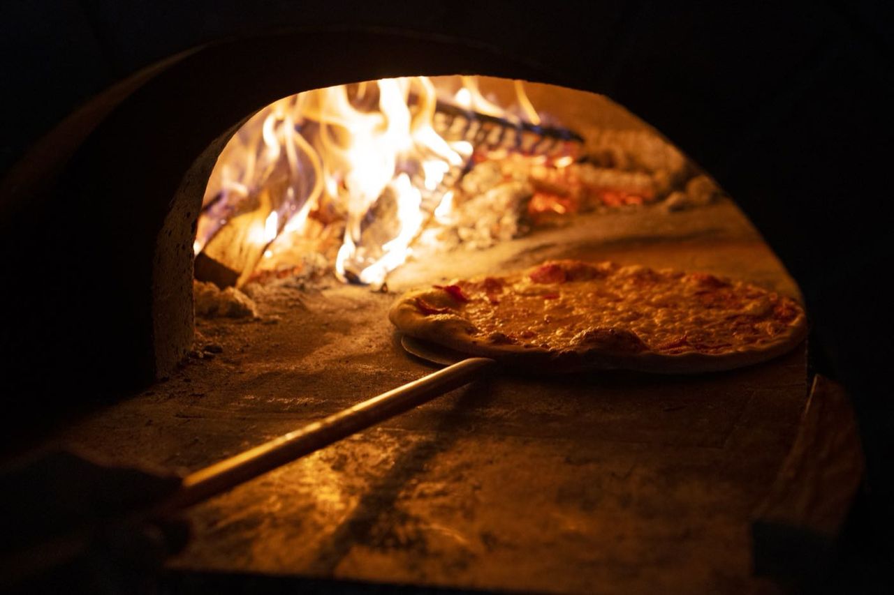 Pizza margherita appena sfornata dal forno a legna del Ristorante Tennis 23